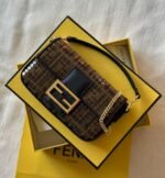 ⁦FENDI BAGUETTE 20CM⁩ - الصورة ⁦2⁩