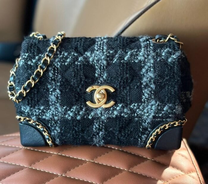 CHANEL FLAP BAG 19CM - Image 1