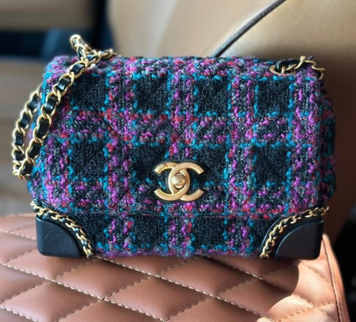 CHANEL FLAP BAG 19CM - Image 3