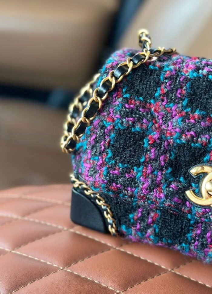 CHANEL FLAP BAG 19CM - Image 4