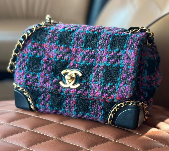 CHANEL FLAP BAG 19CM - Image 2