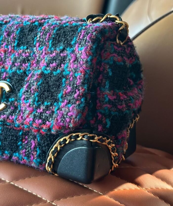 CHANEL FLAP BAG 19CM - Image 5
