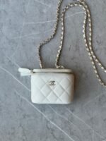 CHANEL VANITY BAG - Image 2