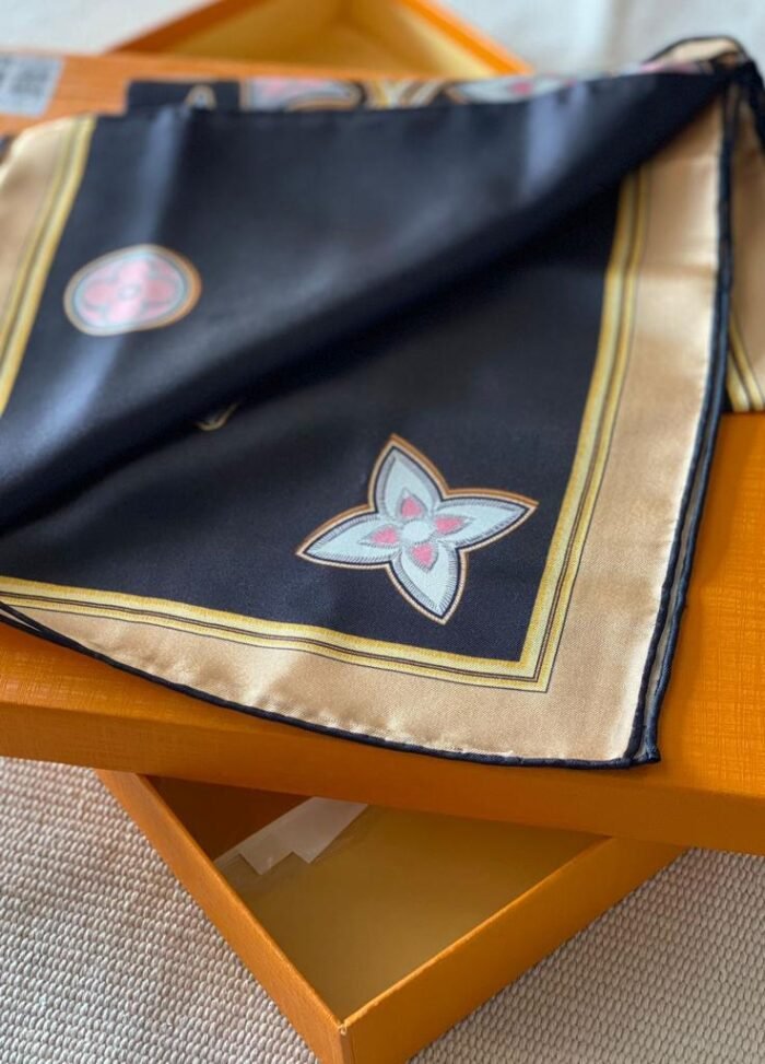 LOUIS VUITTON  90x90 CM - Image 3