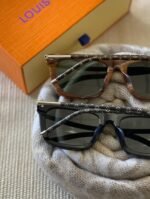 LOUIS VUITTON SUNGLASSES - Image 2