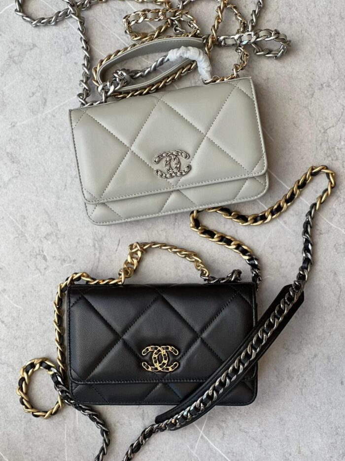 CHANEL HANDBAG WALLET ON CHAIN - Image 1