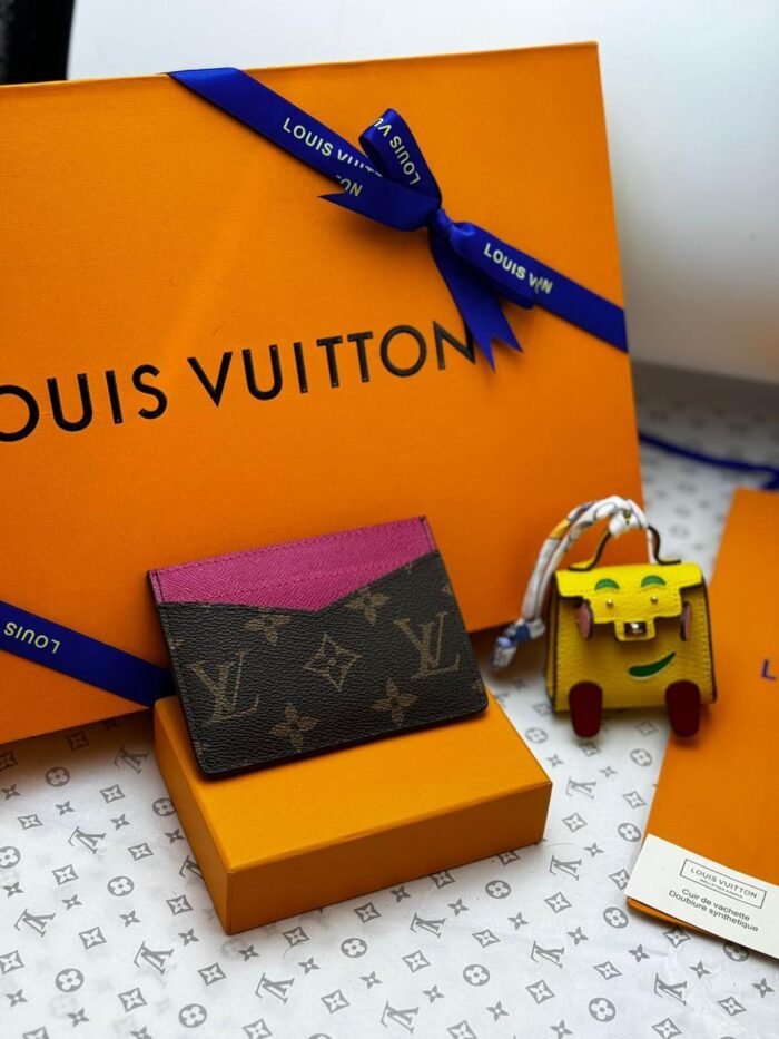 LOUIS VUITTON CARD HOLDER - Image 1